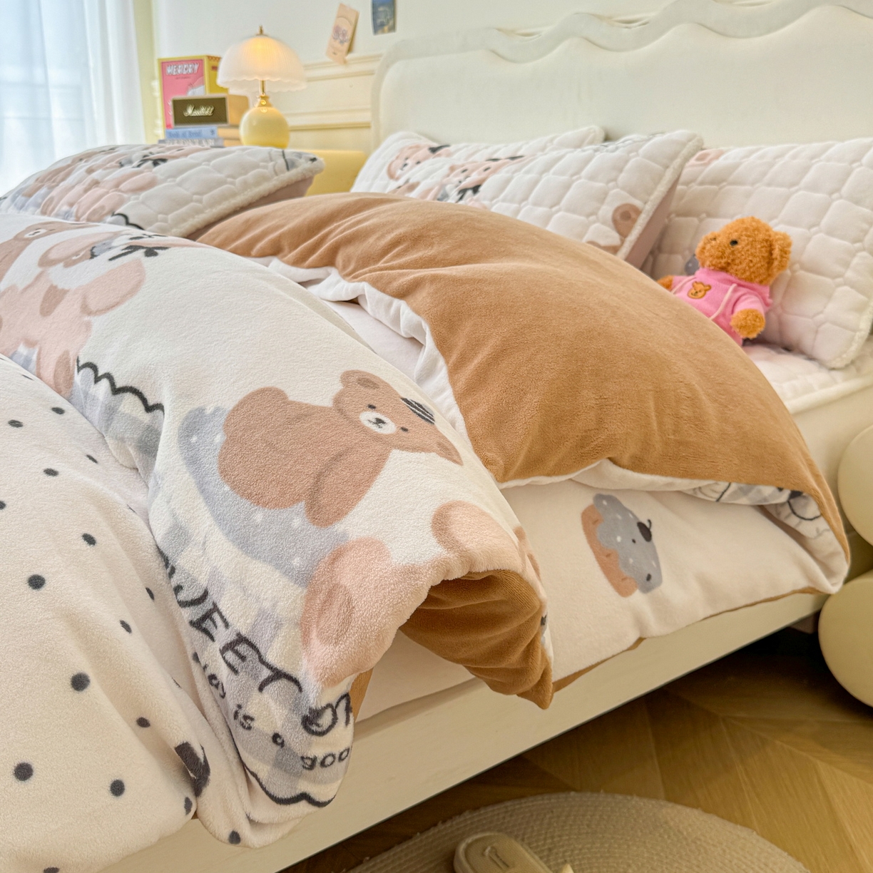 91家纺网 家纺一手货源 找家纺 LIFE.丽芙 2025秋冬新款A类牛奶绒加厚夹棉床笠+被套组合四件套 安心熊仔