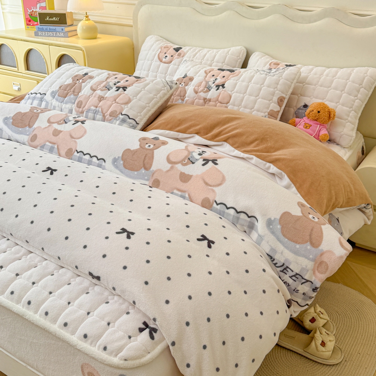 91家纺网 家纺一手货源 找家纺 LIFE.丽芙 2025秋冬新款A类牛奶绒加厚夹棉床笠+被套组合四件套 安心熊仔