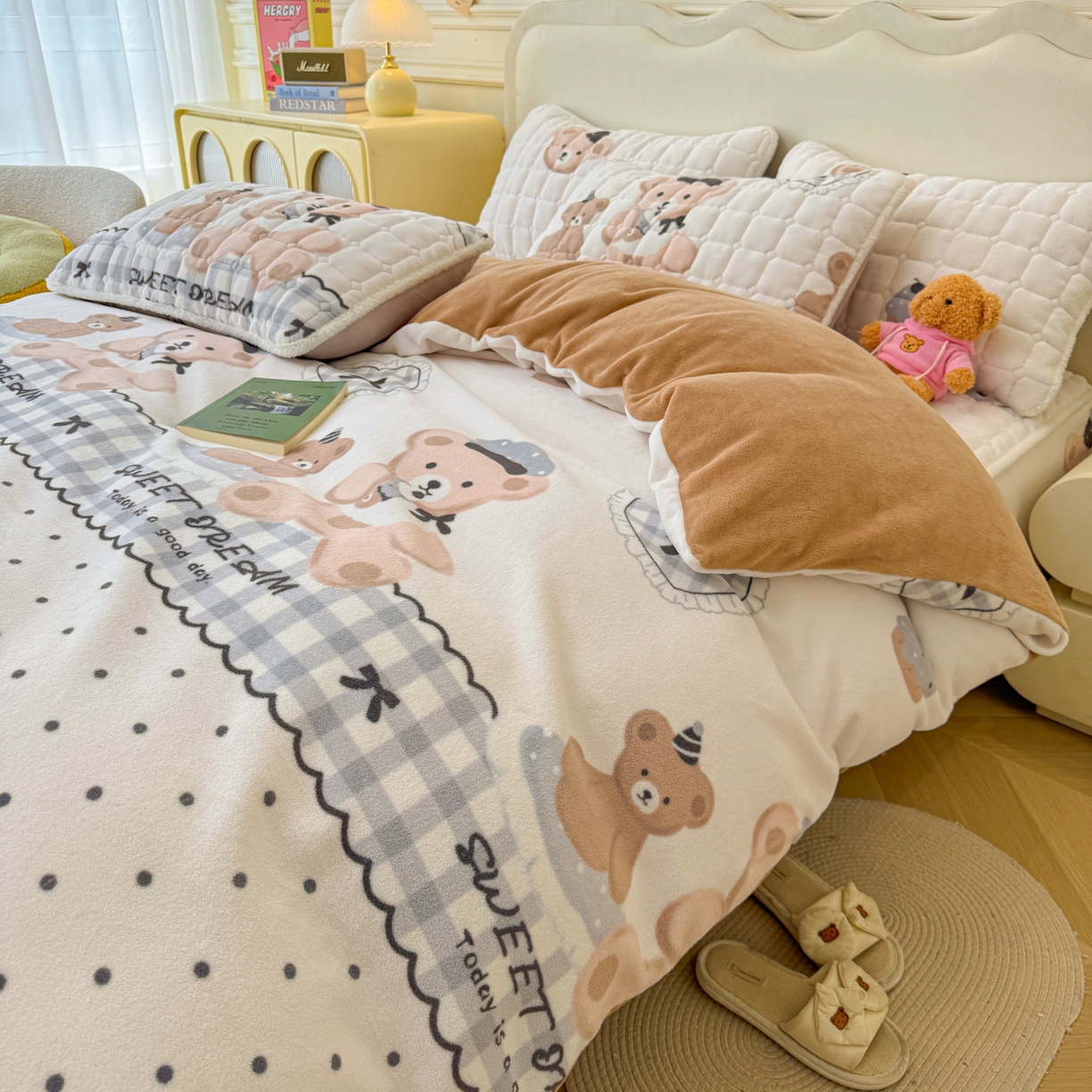 91家纺网 家纺一手货源 找家纺 LIFE.丽芙 2025秋冬新款A类牛奶绒加厚夹棉床笠+被套组合四件套 安心熊仔