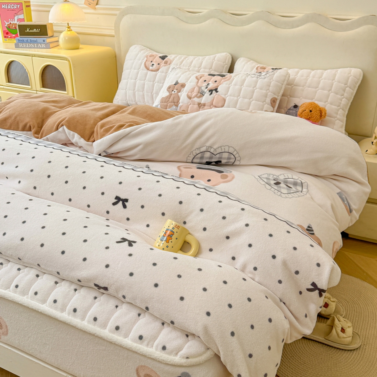 91家纺网 家纺一手货源 找家纺 LIFE.丽芙 2025秋冬新款A类牛奶绒加厚夹棉床笠+被套组合四件套 安心熊仔