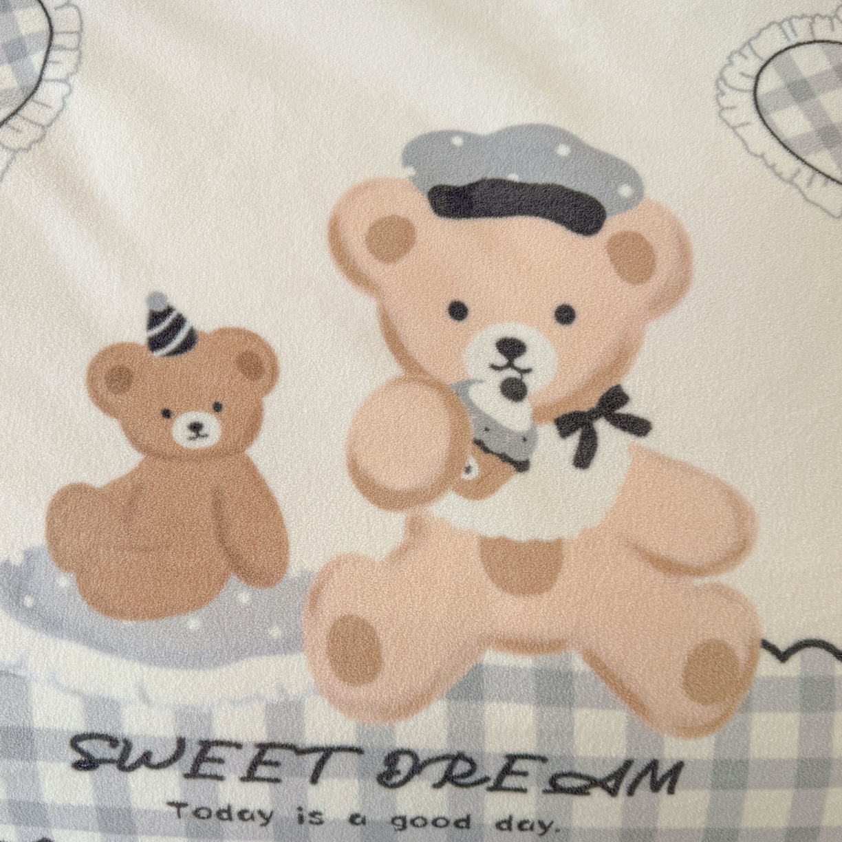 91家纺网 家纺一手货源 找家纺 LIFE.丽芙 2025秋冬新款A类牛奶绒加厚夹棉床笠+被套组合四件套 安心熊仔