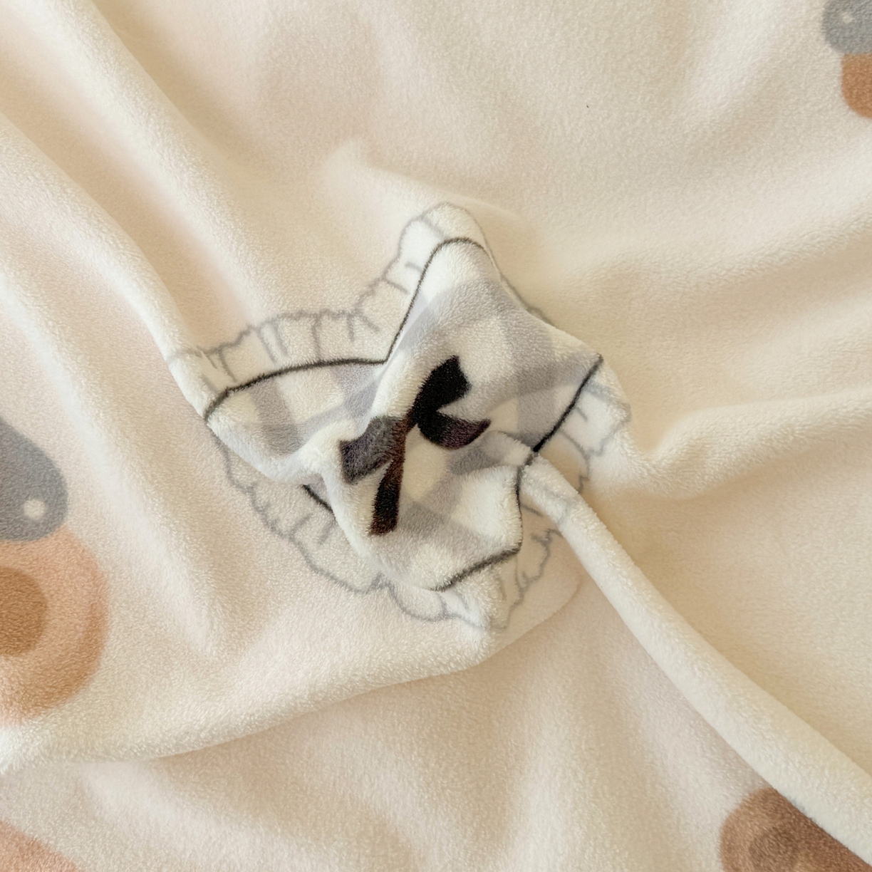 91家纺网 家纺一手货源 找家纺 LIFE.丽芙 2025秋冬新款A类牛奶绒加厚夹棉床笠+被套组合四件套 安心熊仔