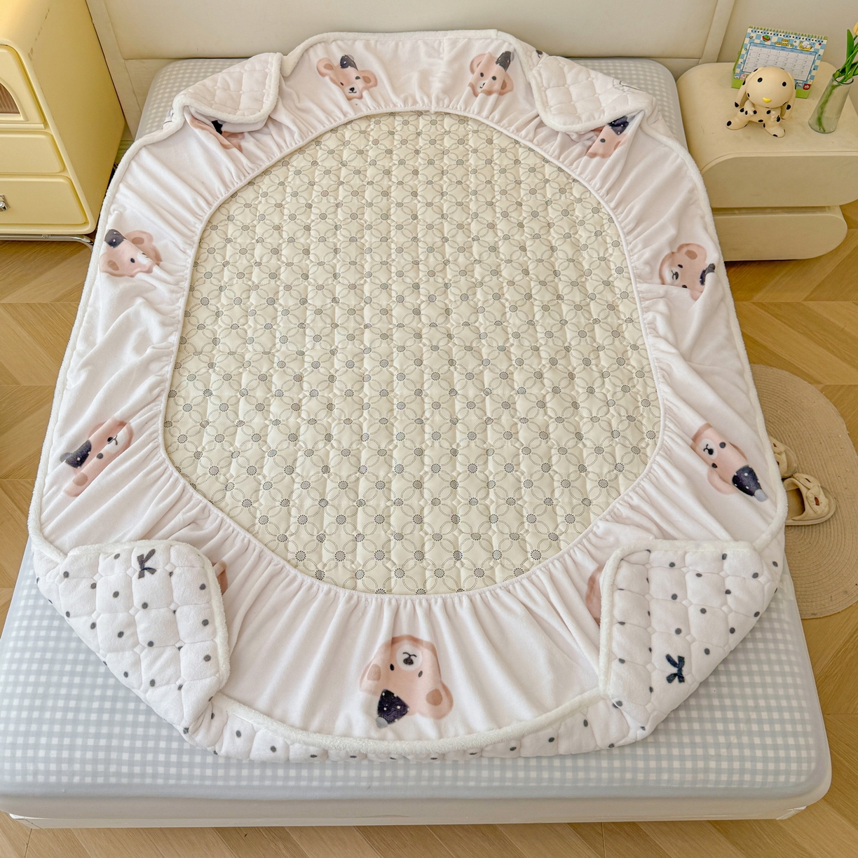 91家纺网 家纺一手货源 找家纺 LIFE.丽芙 2025秋冬新款A类牛奶绒加厚夹棉床笠+被套组合四件套 安心熊仔