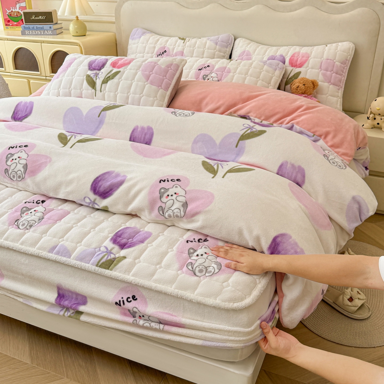 91家纺网 家纺一手货源 找家纺 LIFE.丽芙 2025秋冬新款A类牛奶绒加厚夹棉床笠+被套组合四件套 花语