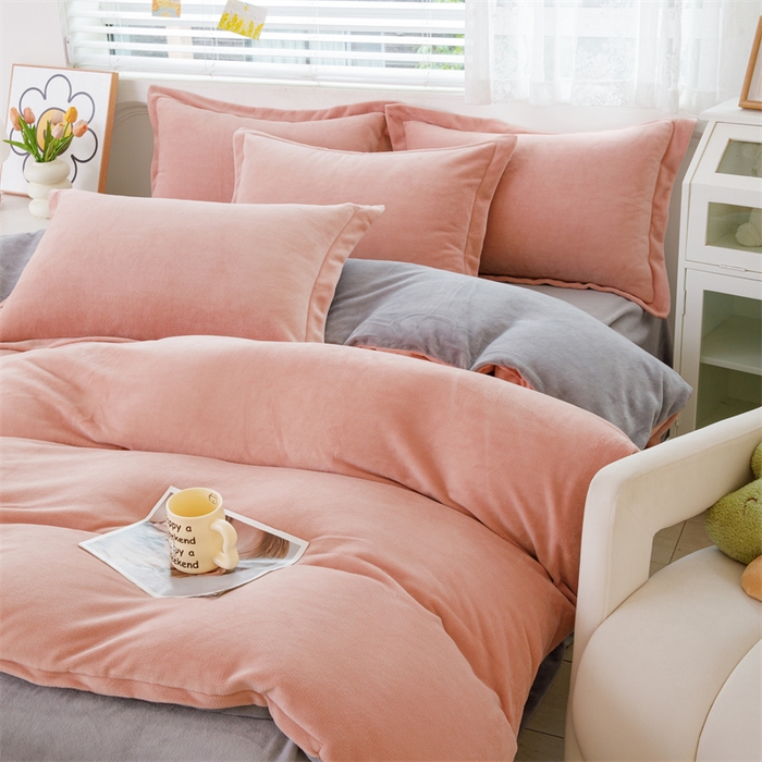 91家纺网 家纺一手货源 找家纺 锦罗绣 2025新款牛奶绒肌理纹四件套 粉拼灰