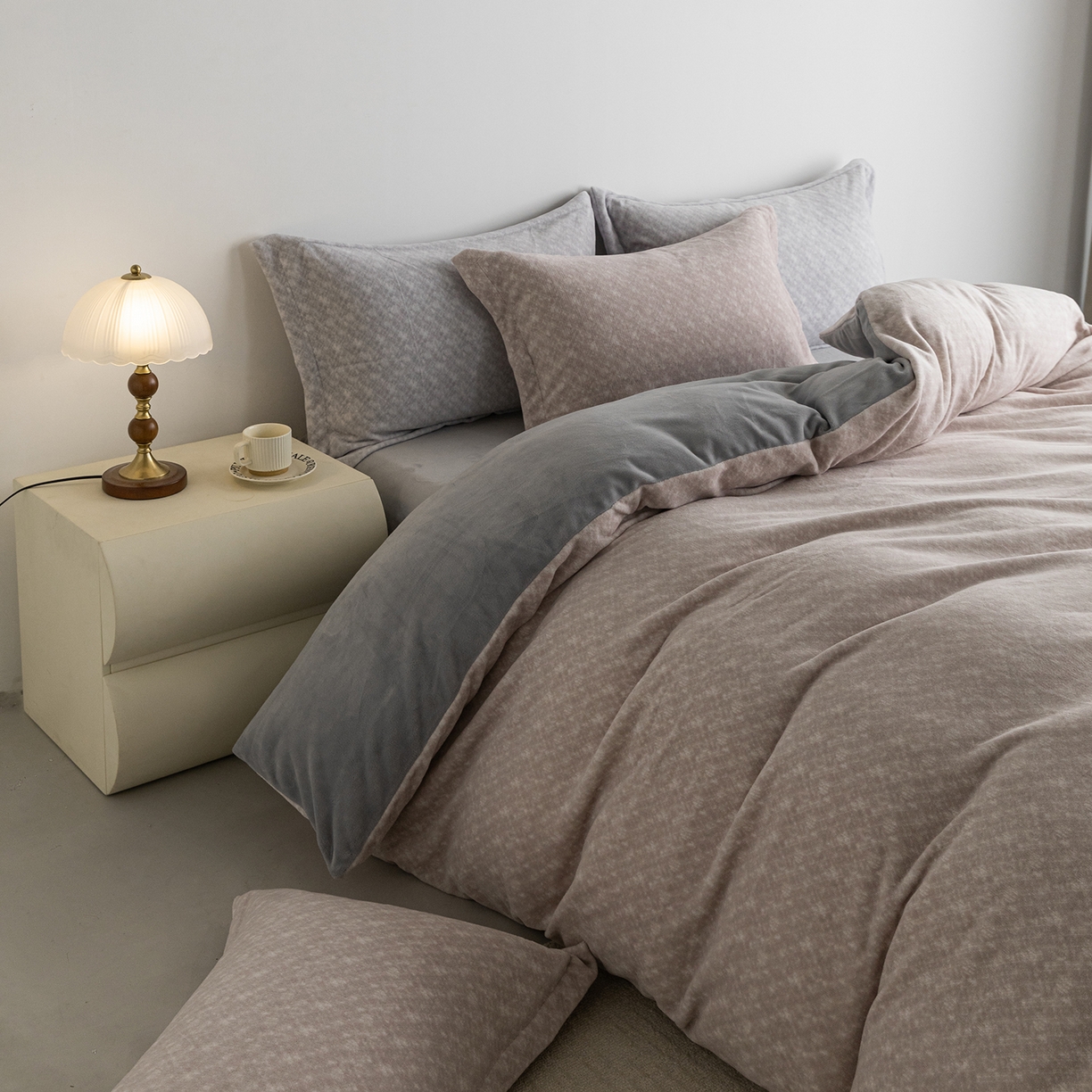 91家纺网 家纺一手货源 找家纺 锦罗绣 2025新款牛奶绒肌理纹四件套 肌理纹-咖