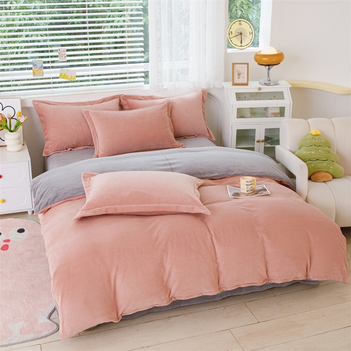 91家纺网 家纺一手货源 找家纺 锦罗绣 2025新款牛奶绒肌理纹四件套 粉拼灰