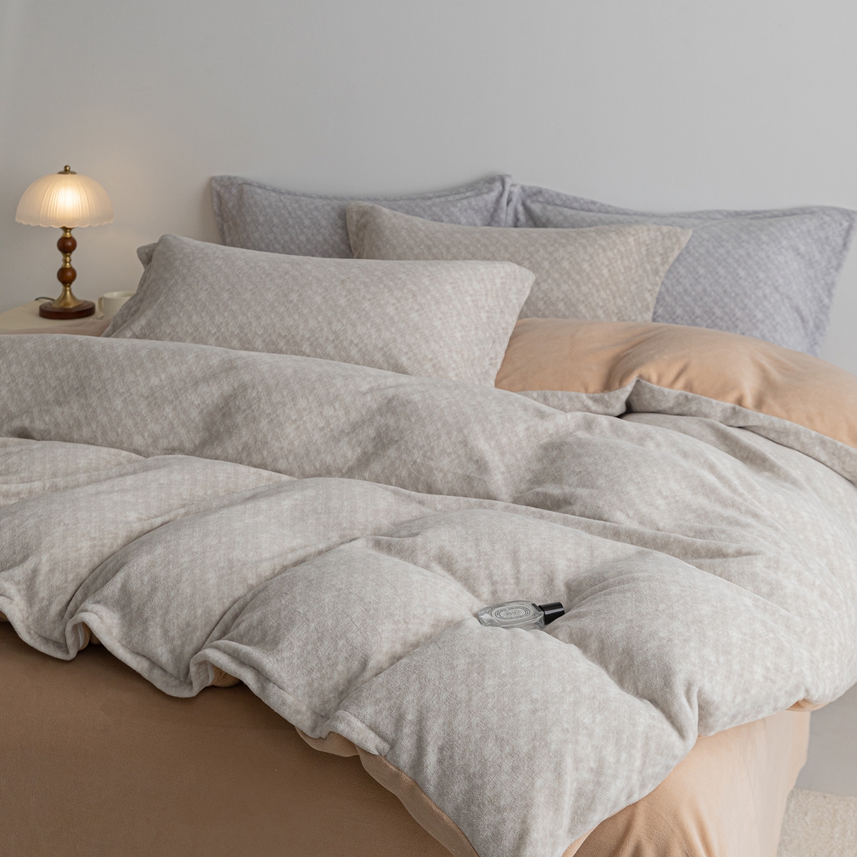 91家纺网 家纺一手货源 找家纺 锦罗绣 2025新款牛奶绒肌理纹四件套 肌理纹-棕