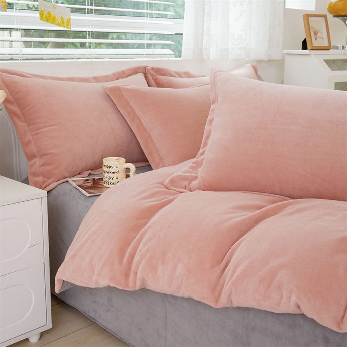 91家纺网 家纺一手货源 找家纺 锦罗绣 2025新款牛奶绒肌理纹四件套 粉拼灰