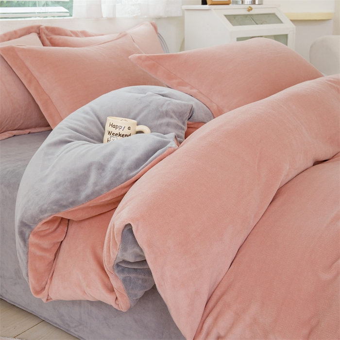 91家纺网 家纺一手货源 找家纺 锦罗绣 2025新款牛奶绒肌理纹四件套 粉拼灰