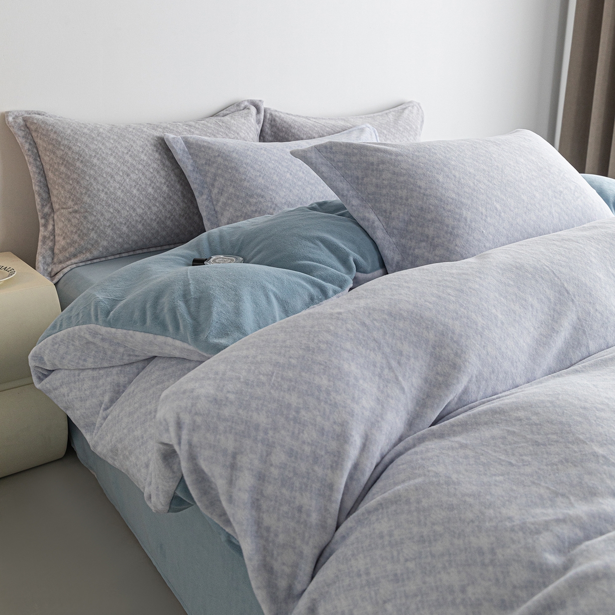 91家纺网 家纺一手货源 找家纺 锦罗绣 2025新款牛奶绒肌理纹四件套 肌理纹-蓝