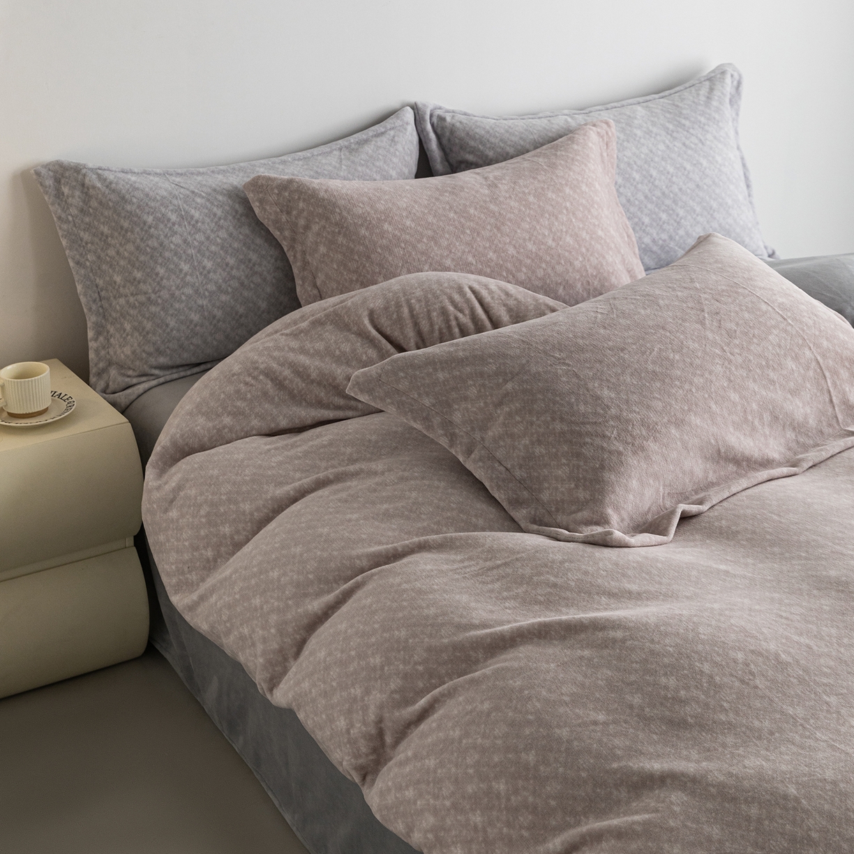 91家纺网 家纺一手货源 找家纺 锦罗绣 2025新款牛奶绒肌理纹四件套 肌理纹-咖