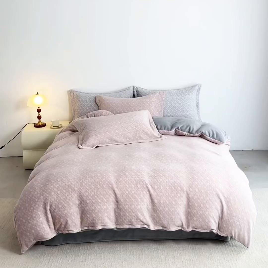 91家纺网 家纺一手货源 找家纺 锦罗绣 2025新款牛奶绒肌理纹四件套 肌理纹-咖