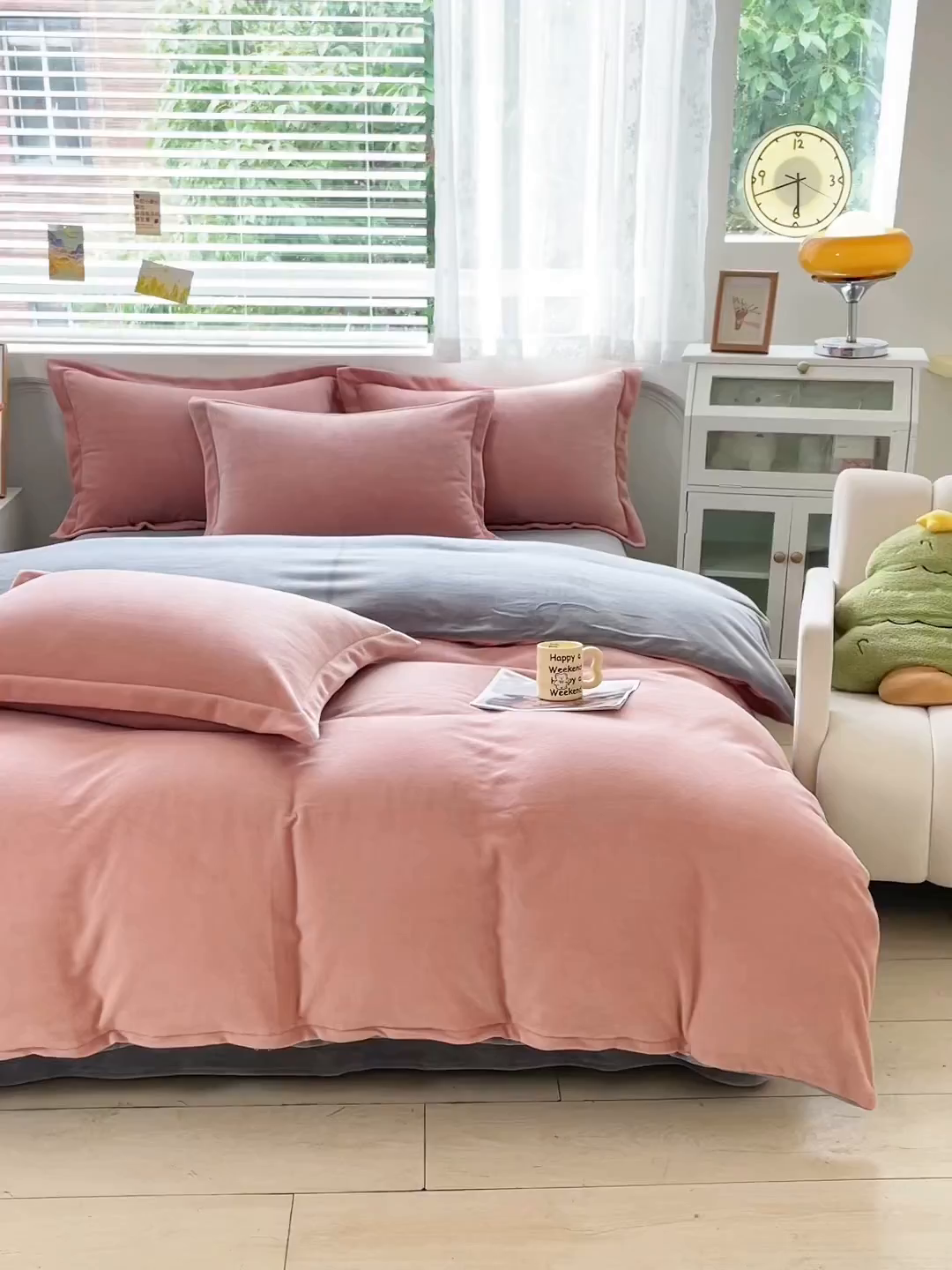 91家纺网 家纺一手货源 找家纺 锦罗绣 2025新款牛奶绒肌理纹四件套 粉拼灰