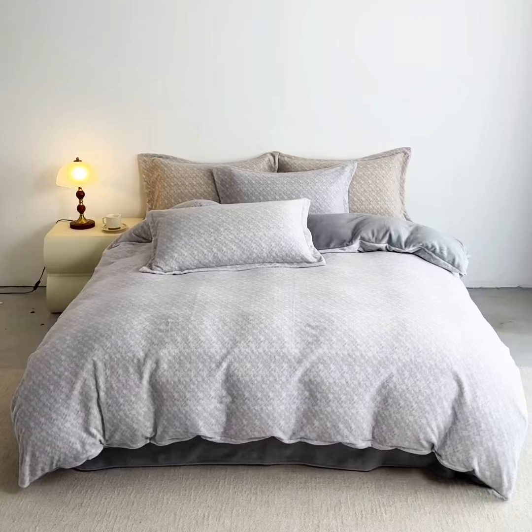 91家纺网 家纺一手货源 找家纺 锦罗绣 2025新款牛奶绒肌理纹四件套 肌理纹-灰