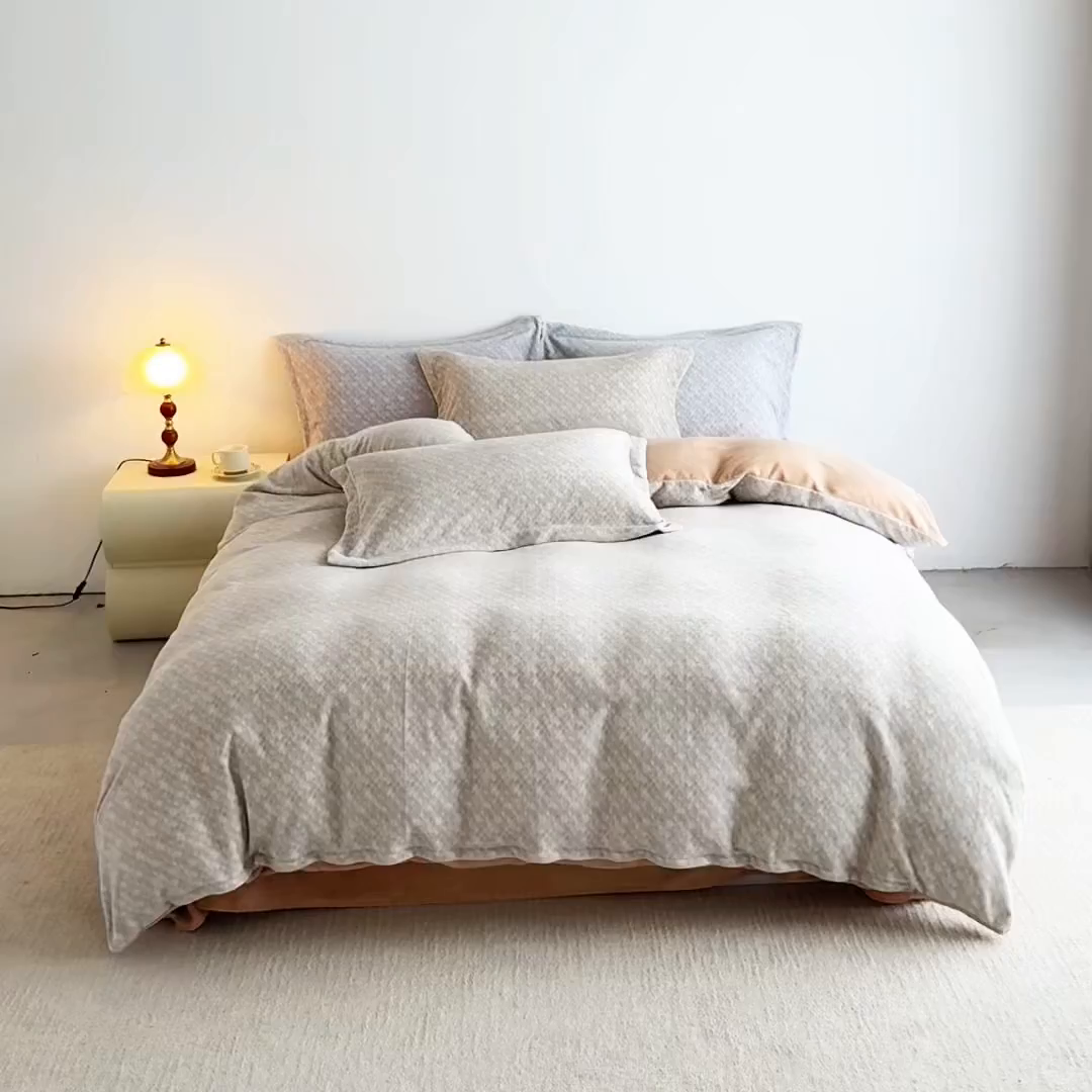 91家纺网 家纺一手货源 找家纺 锦罗绣 2025新款牛奶绒肌理纹四件套 肌理纹-棕