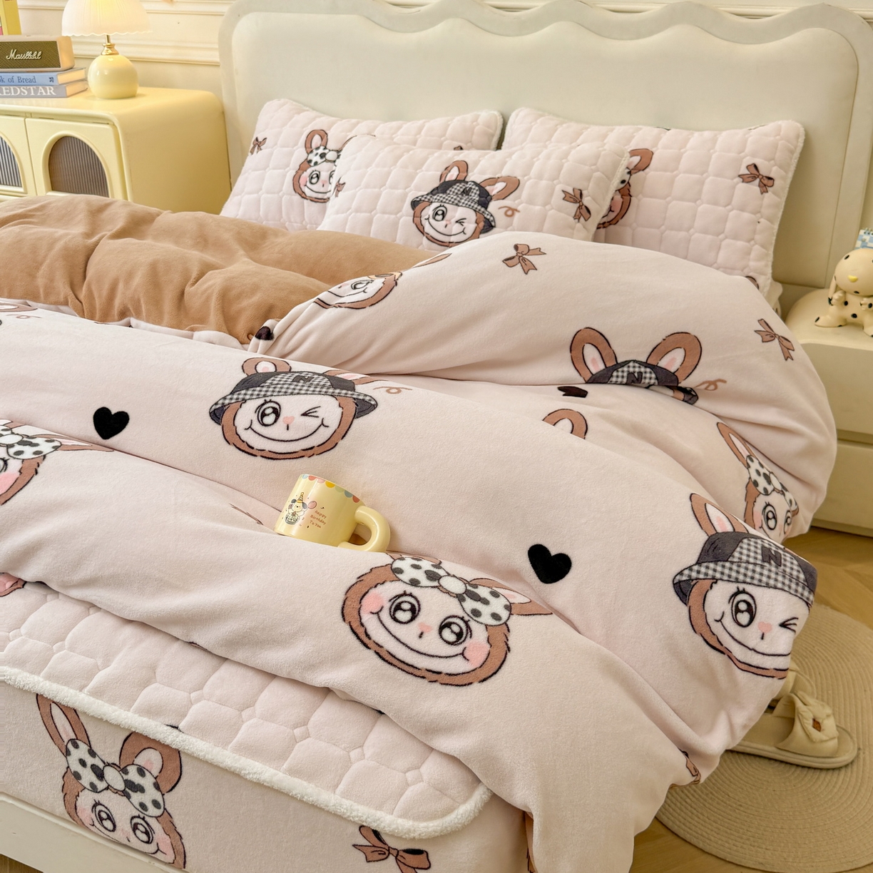 91家纺网 家纺一手货源 找家纺 LIFE.丽芙 2025秋冬新款A类牛奶绒加厚夹棉床笠+被套组合四件套 趣多多