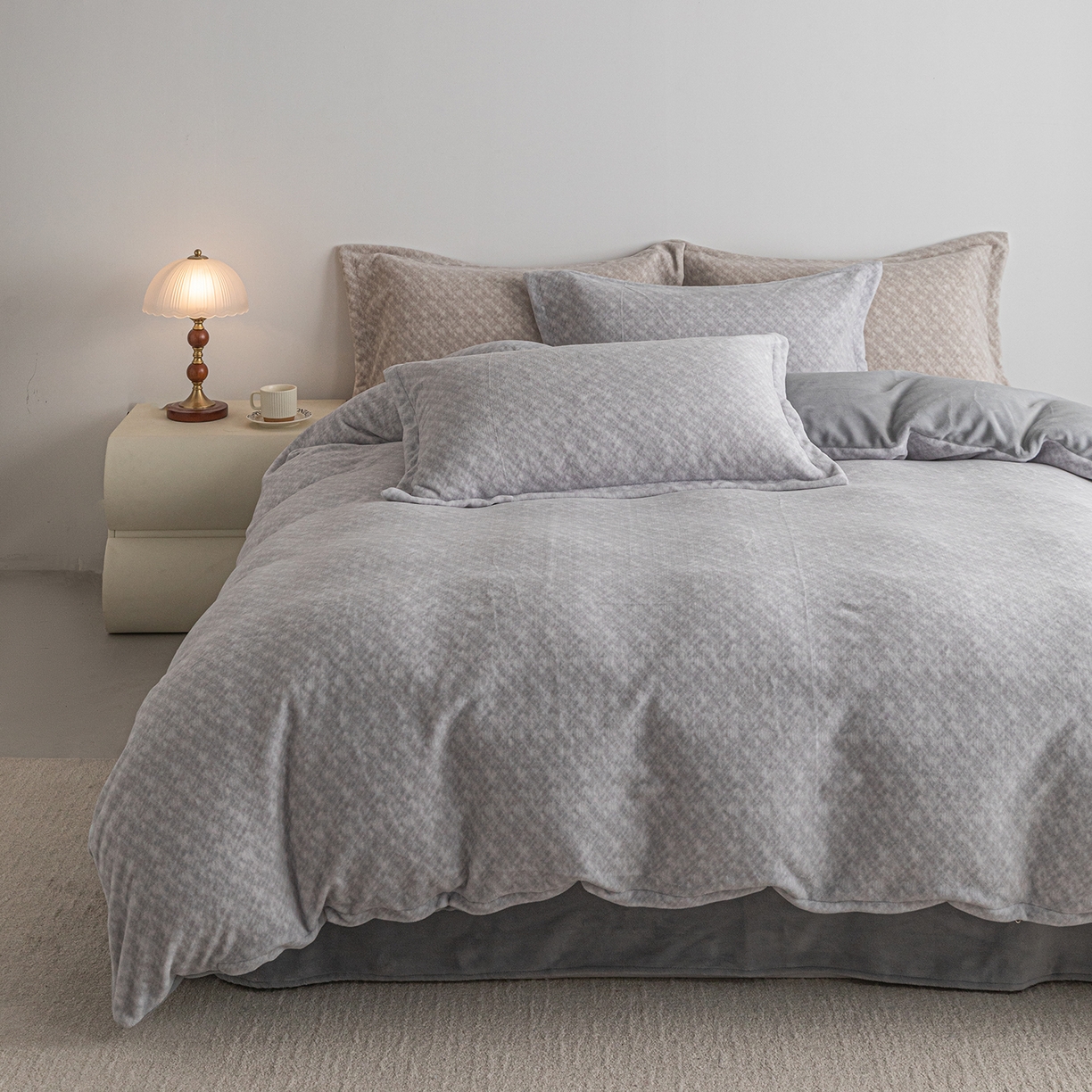 91家纺网 家纺一手货源 找家纺 锦罗绣 2025新款牛奶绒肌理纹四件套 肌理纹-灰