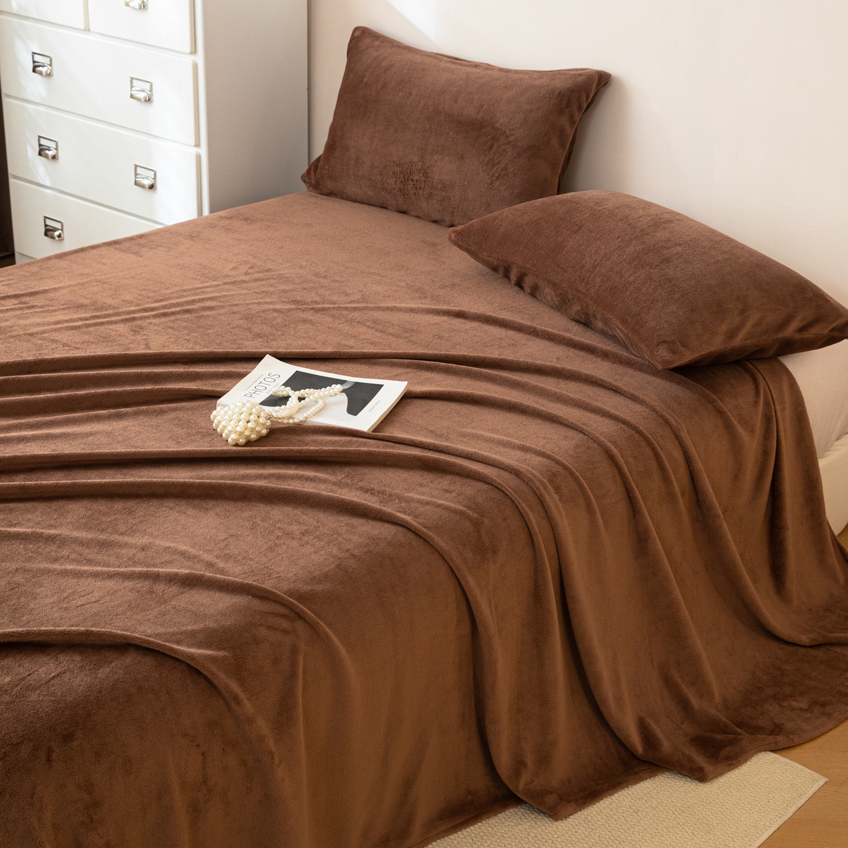 91家纺网 家纺一手货源 找家纺 眠博士 2025新款简约牛奶绒纯色单床单-场景二 牛奶绒纯色床单-冬日咖