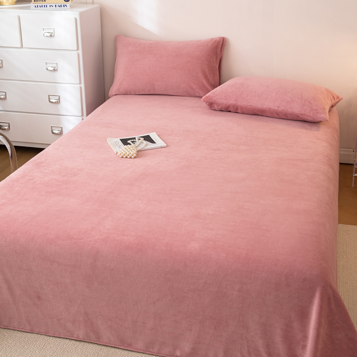 91家纺网 家纺一手货源 找家纺 眠博士 2025新款简约牛奶绒纯色单床单-场景二 牛奶绒纯色床单-冬日豆沙