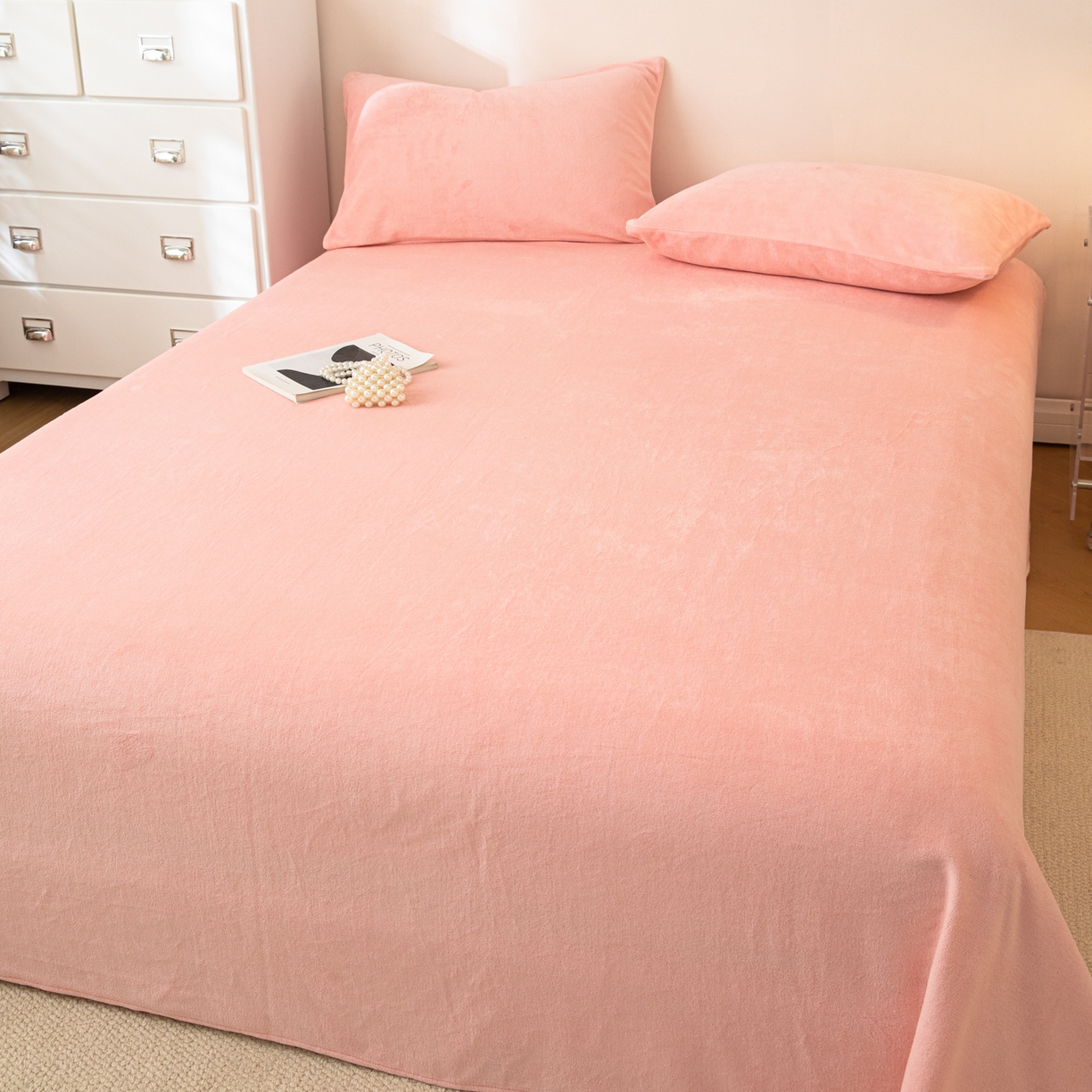 91家纺网 家纺一手货源 找家纺 眠博士 2025新款简约牛奶绒纯色单床单-场景二 牛奶绒纯色床单-粉色