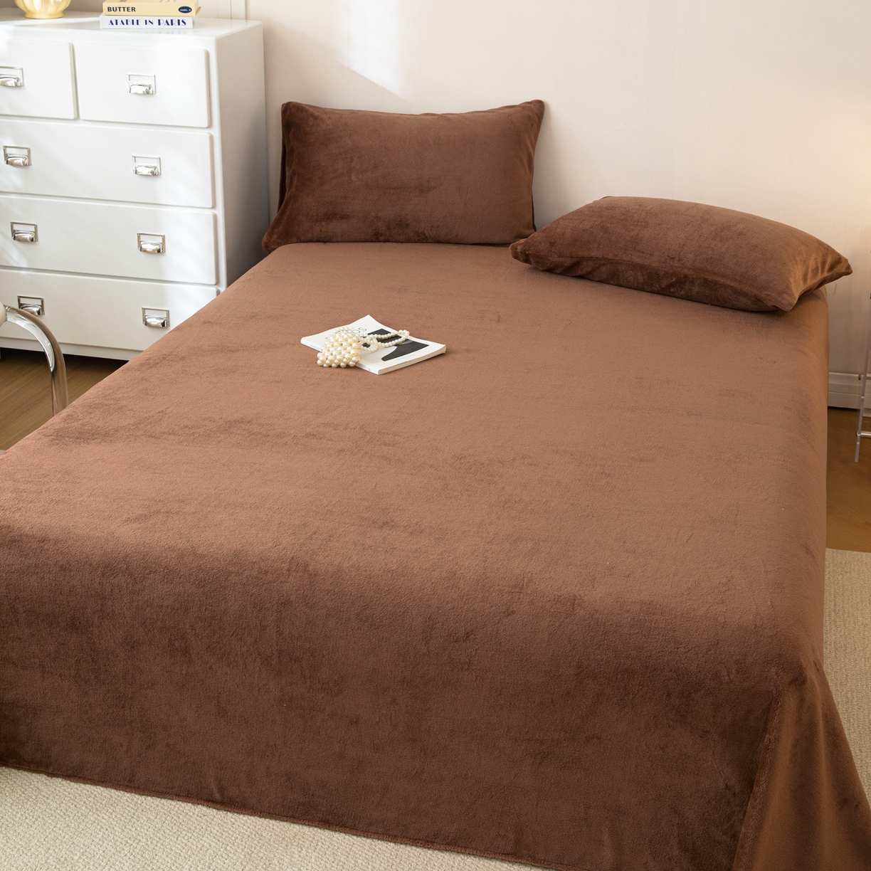 91家纺网 家纺一手货源 找家纺 眠博士 2025新款简约牛奶绒纯色单床单-场景二 牛奶绒纯色床单-冬日咖