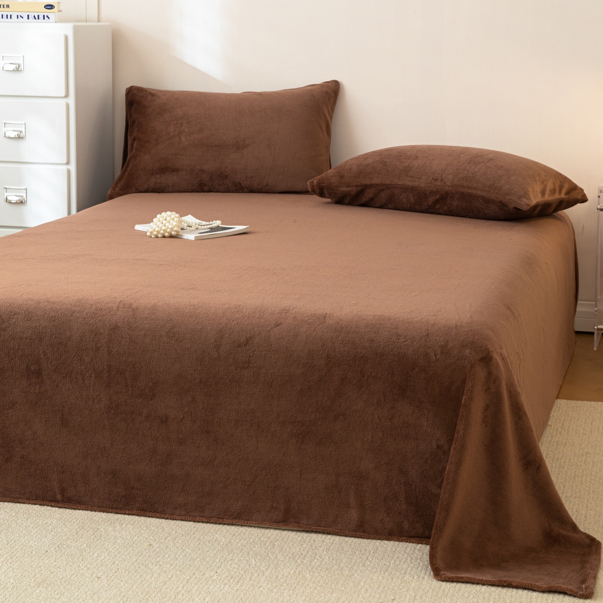 91家纺网 家纺一手货源 找家纺 眠博士 2025新款简约牛奶绒纯色单床单-场景二 牛奶绒纯色床单-冬日咖