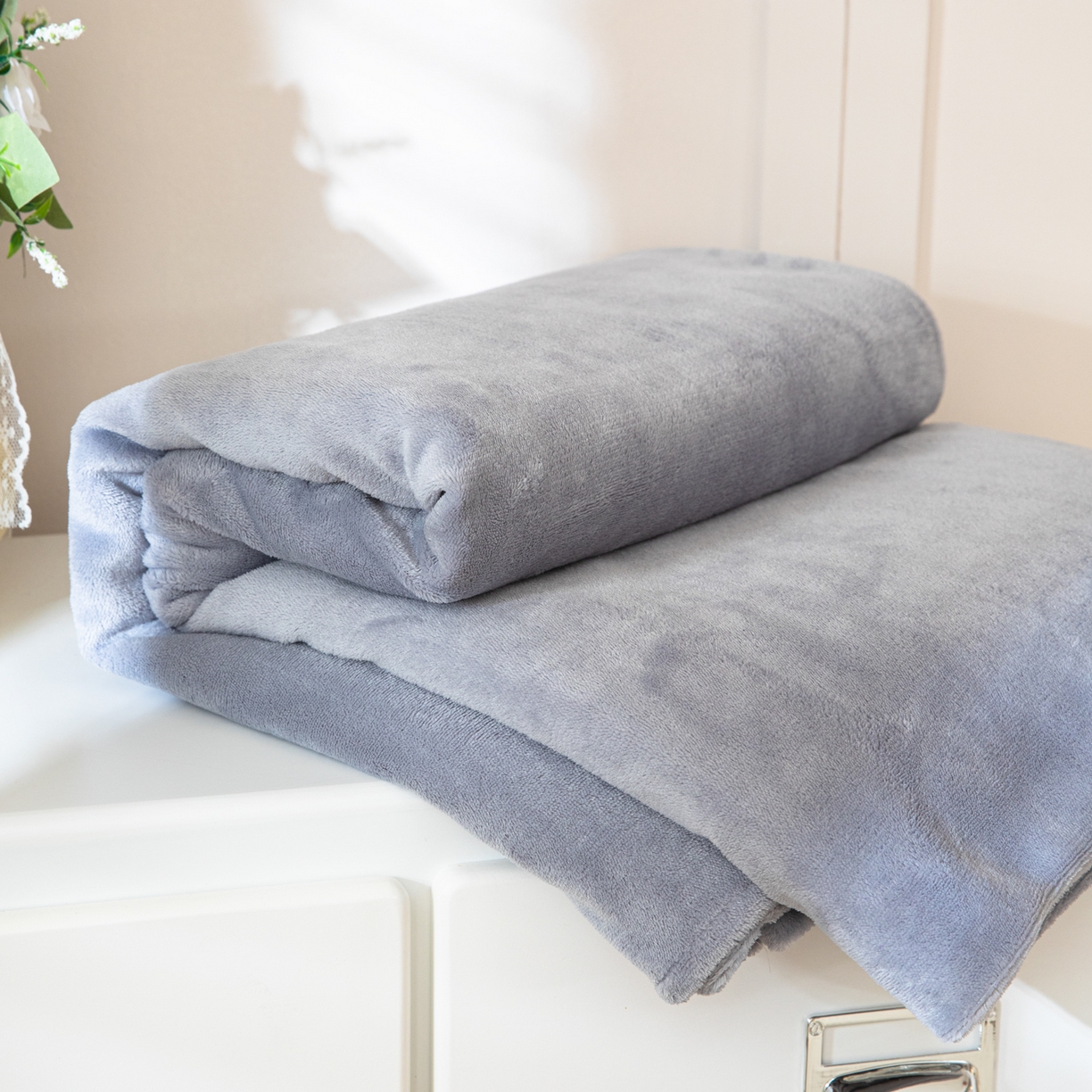 91家纺网 家纺一手货源 找家纺 眠博士 2025新款简约牛奶绒纯色单床单-场景二 牛奶绒纯色床单-浅灰