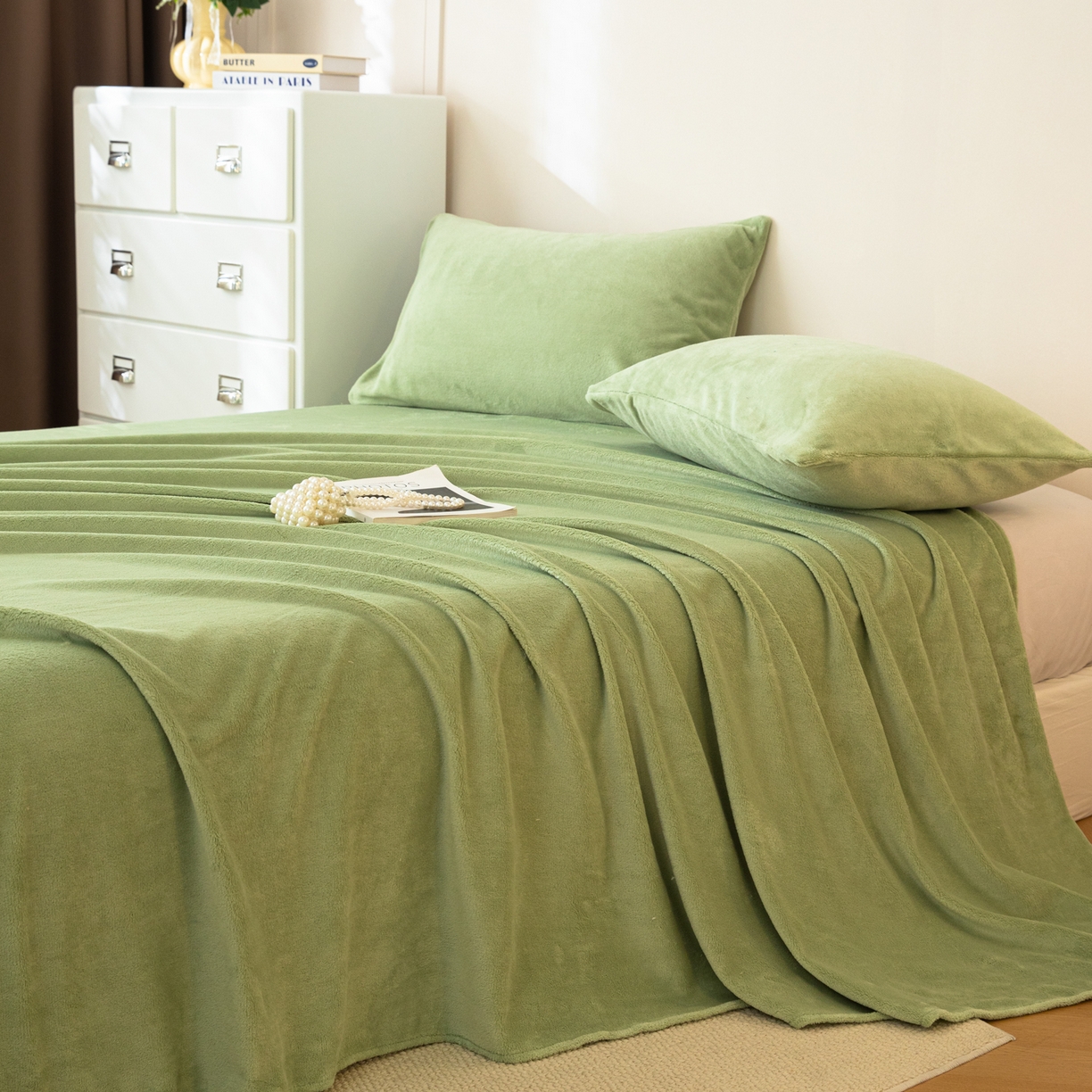 91家纺网 家纺一手货源 找家纺 眠博士 2025新款简约牛奶绒纯色单床单-场景二 牛奶绒纯色床单-苹果绿