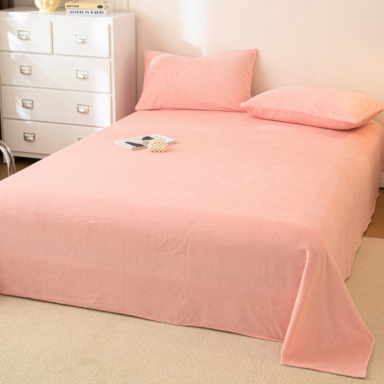 91家纺网 家纺一手货源 找家纺 眠博士 2025新款简约牛奶绒纯色单床单-场景二 牛奶绒纯色床单-粉色