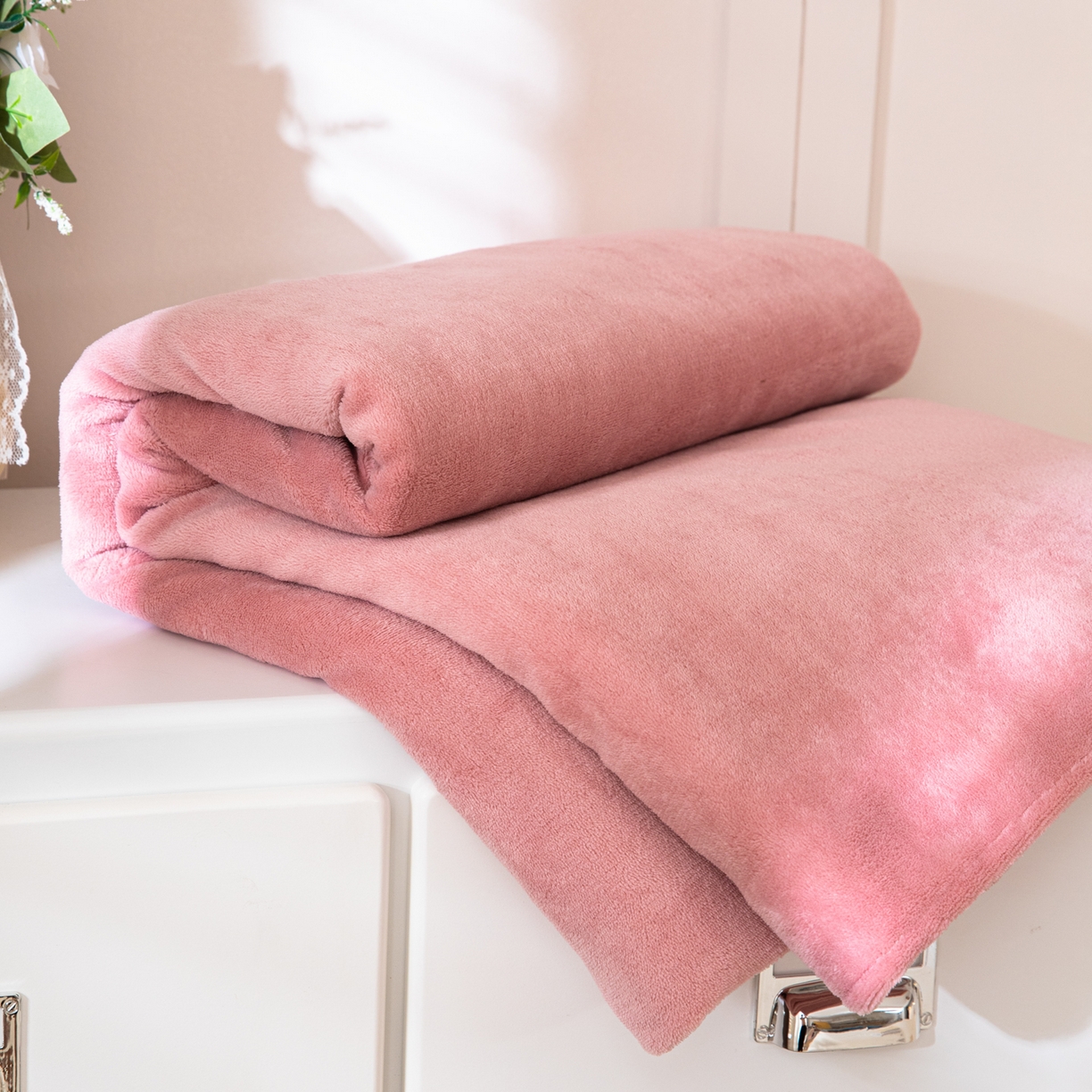 91家纺网 家纺一手货源 找家纺 眠博士 2025新款简约牛奶绒纯色单床单-场景二 牛奶绒纯色床单-冬日豆沙