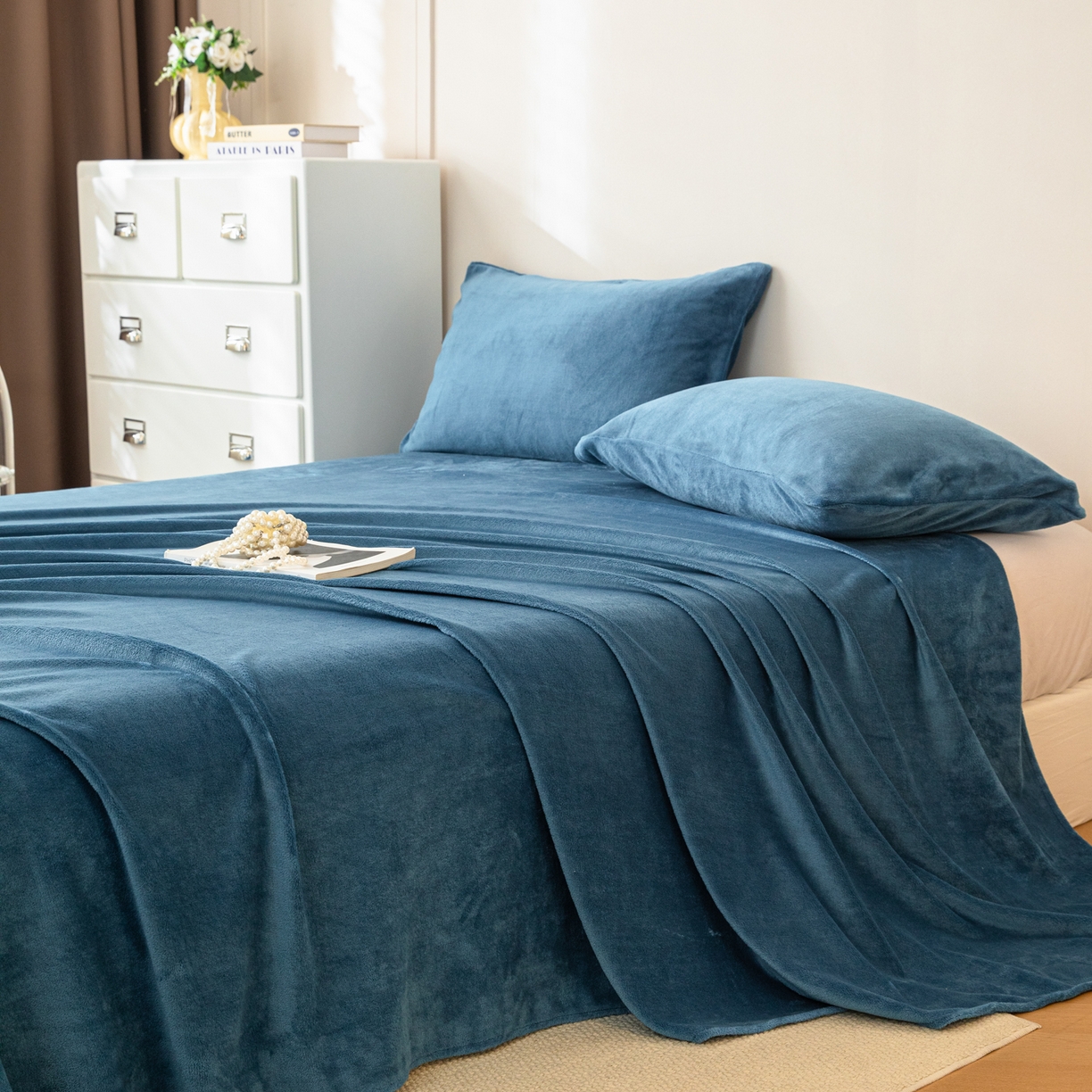 91家纺网 家纺一手货源 找家纺 （总）眠博士 2025新款简约牛奶绒纯色单床单-场景二