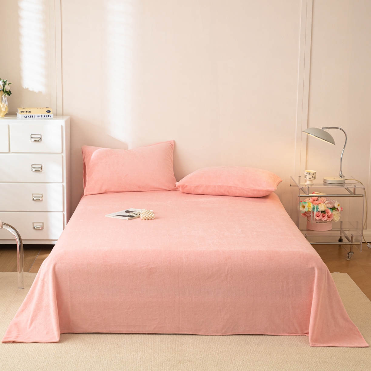 91家纺网 家纺一手货源 找家纺 眠博士 2025新款简约牛奶绒纯色单床单-场景二 牛奶绒纯色床单-粉色