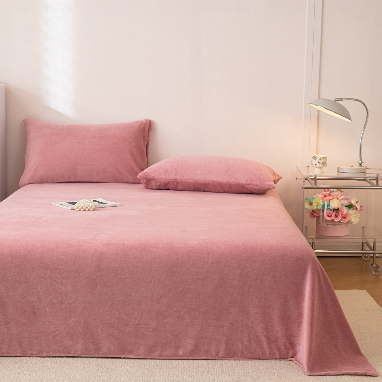 91家纺网 家纺一手货源 找家纺 眠博士 2025新款简约牛奶绒纯色单床单-场景二 牛奶绒纯色床单-冬日豆沙