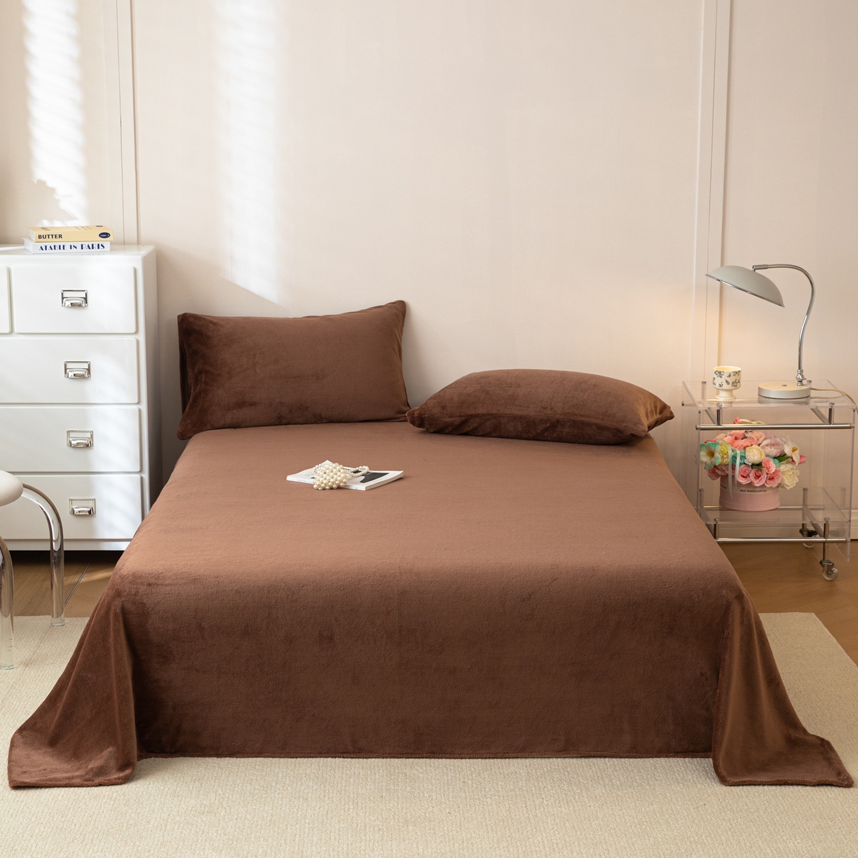 91家纺网 家纺一手货源 找家纺 眠博士 2025新款简约牛奶绒纯色单床单-场景二 牛奶绒纯色床单-冬日咖