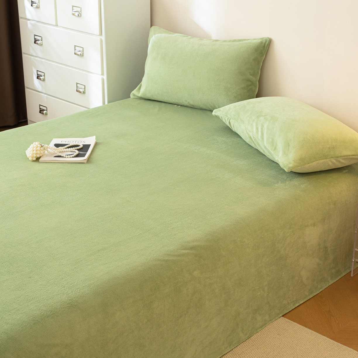 91家纺网 家纺一手货源 找家纺 眠博士 2025新款简约牛奶绒纯色单床单-场景二 牛奶绒纯色床单-苹果绿