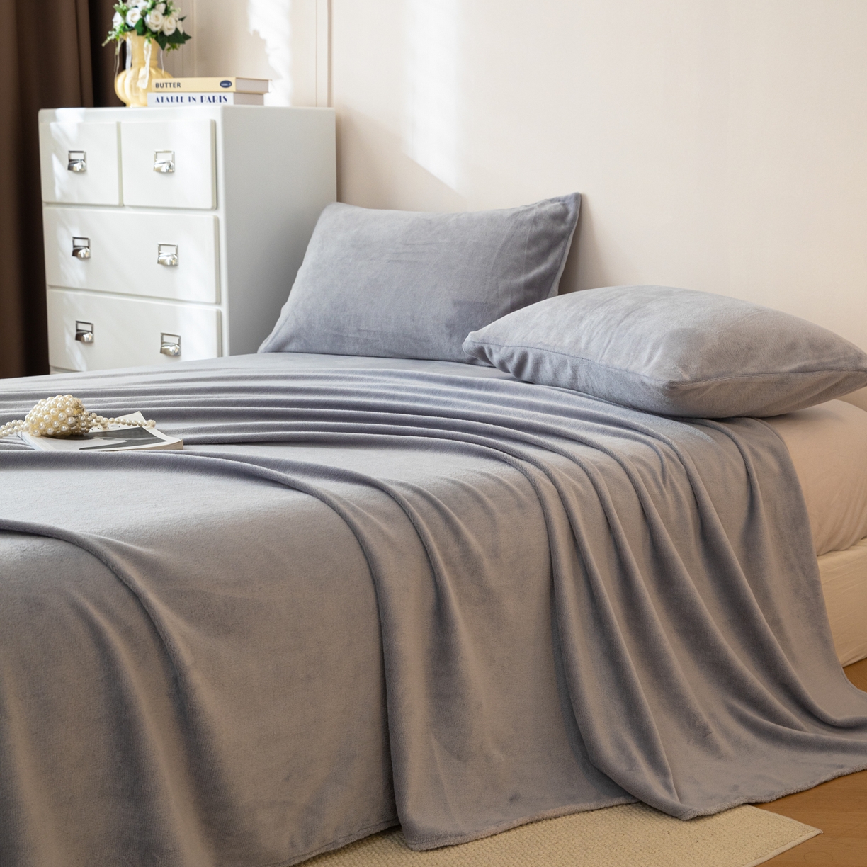 91家纺网 家纺一手货源 找家纺 眠博士 2025新款简约牛奶绒纯色单床单-场景二 牛奶绒纯色床单-浅灰