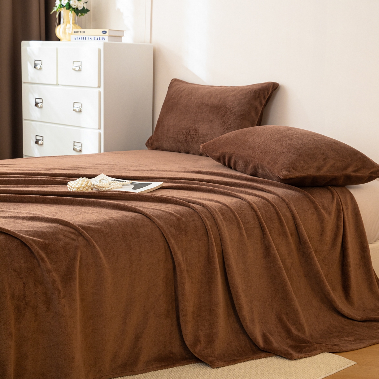 91家纺网 家纺一手货源 找家纺 眠博士 2025新款简约牛奶绒纯色单床单-场景二 牛奶绒纯色床单-冬日咖