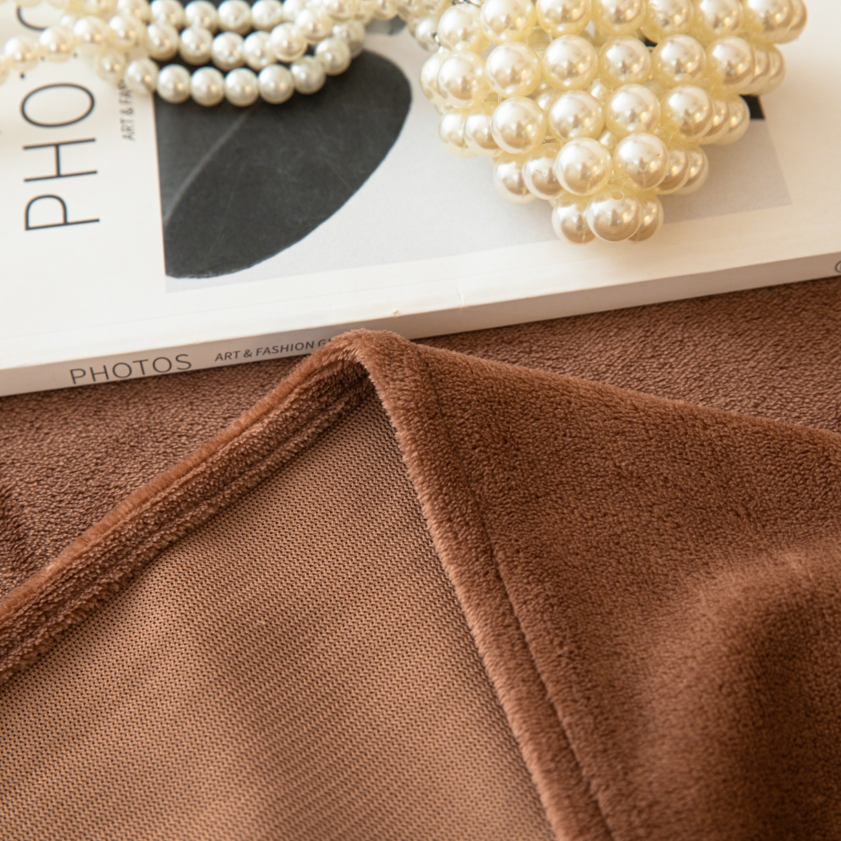 91家纺网 家纺一手货源 找家纺 眠博士 2025新款简约牛奶绒纯色单床单-场景二 牛奶绒纯色床单-冬日咖