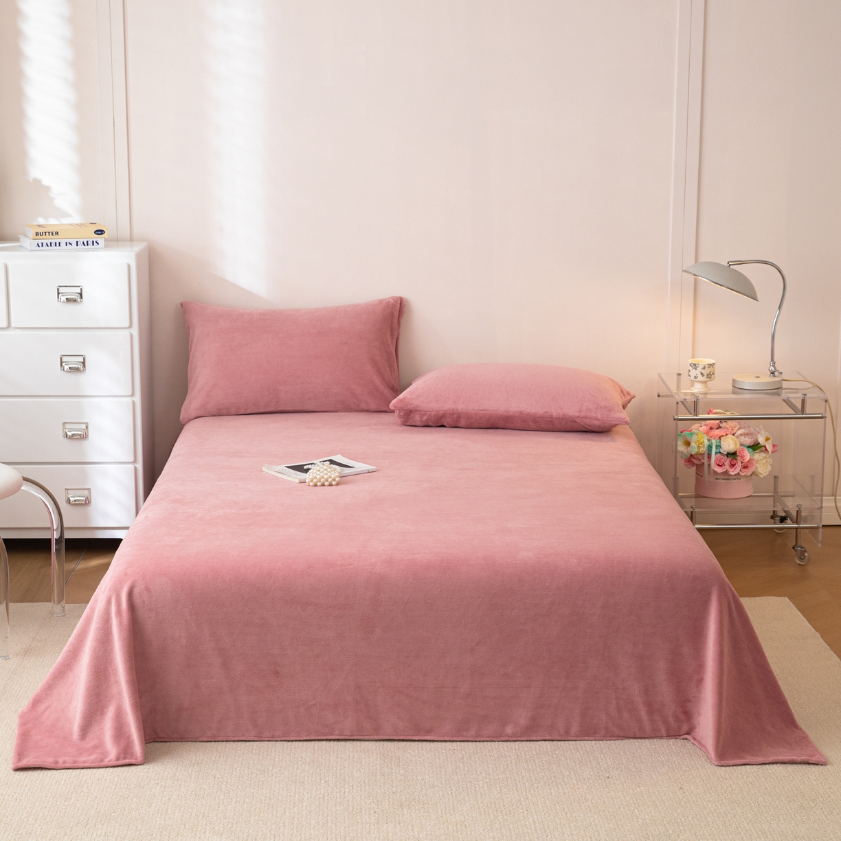 91家纺网 家纺一手货源 找家纺 眠博士 2025新款简约牛奶绒纯色单床单-场景二 牛奶绒纯色床单-冬日豆沙