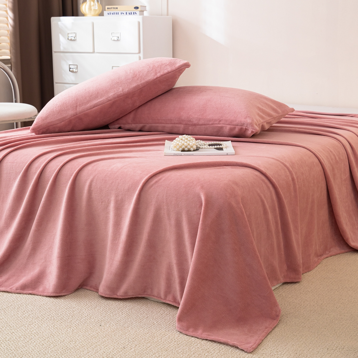 91家纺网 家纺一手货源 找家纺 眠博士 2025新款简约牛奶绒纯色单床单-场景二 牛奶绒纯色床单-冬日豆沙