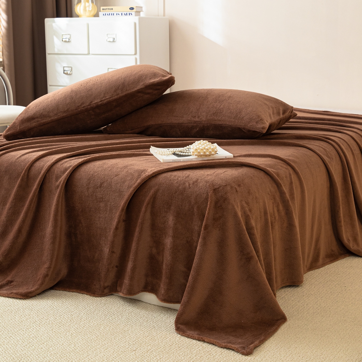 91家纺网 家纺一手货源 找家纺 眠博士 2025新款简约牛奶绒纯色单床单-场景二 牛奶绒纯色床单-冬日咖