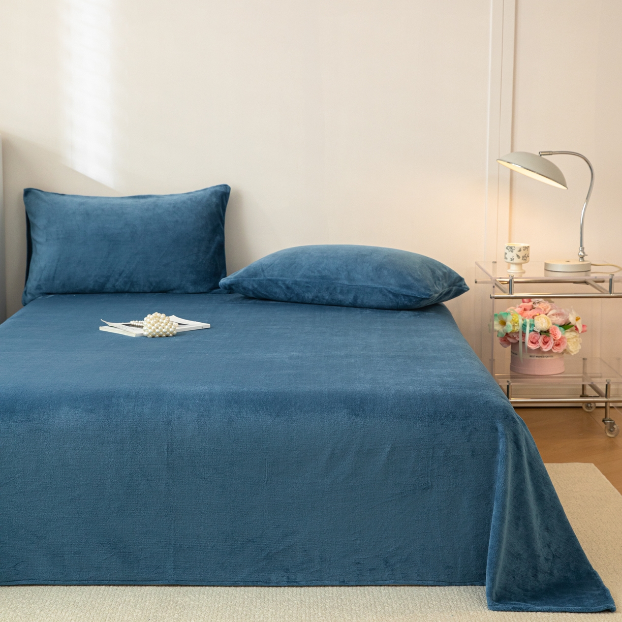 91家纺网 家纺一手货源 找家纺 （总）眠博士 2025新款简约牛奶绒纯色单床单-场景二