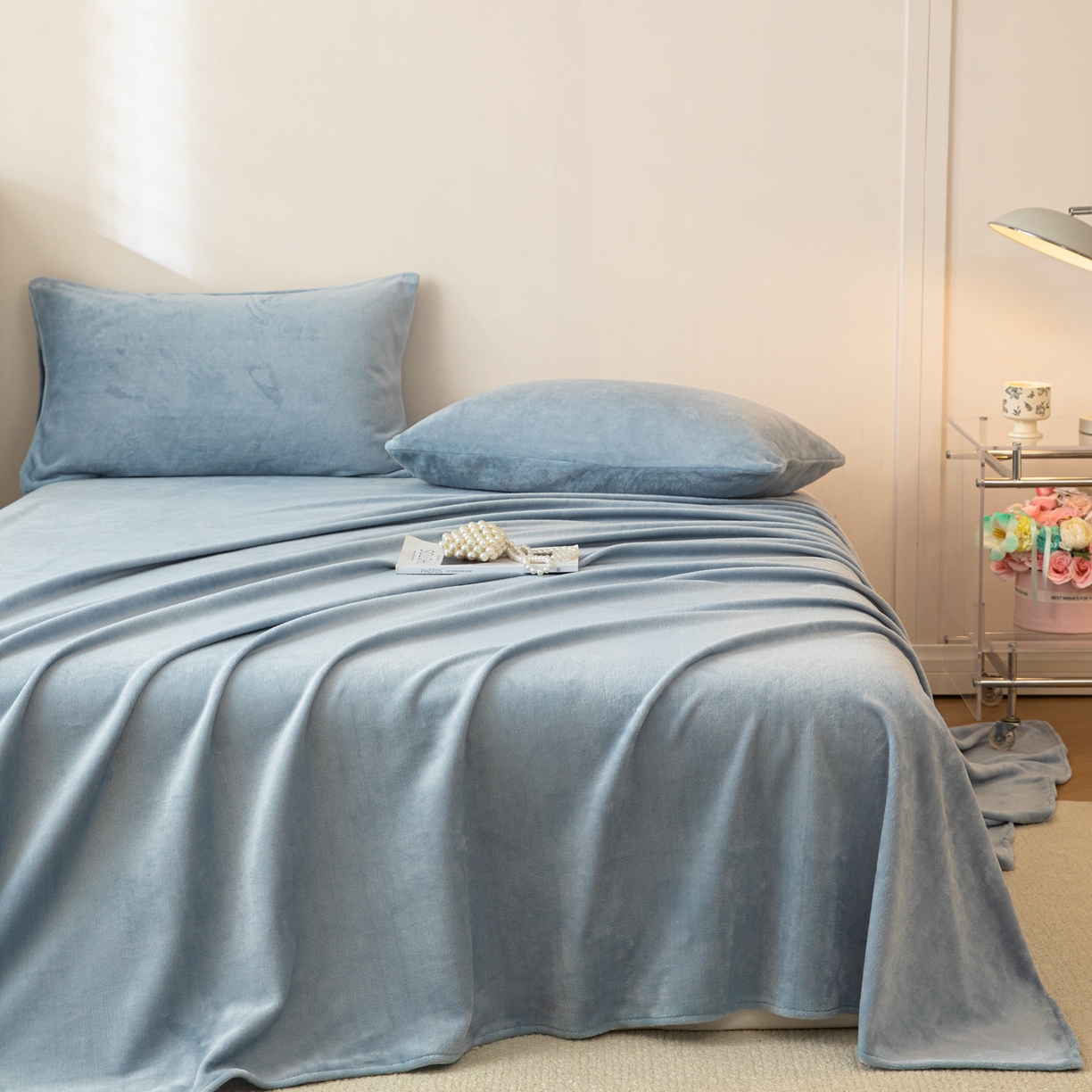 91家纺网 家纺一手货源 找家纺 （总）眠博士 2025新款简约牛奶绒纯色单床单-场景二