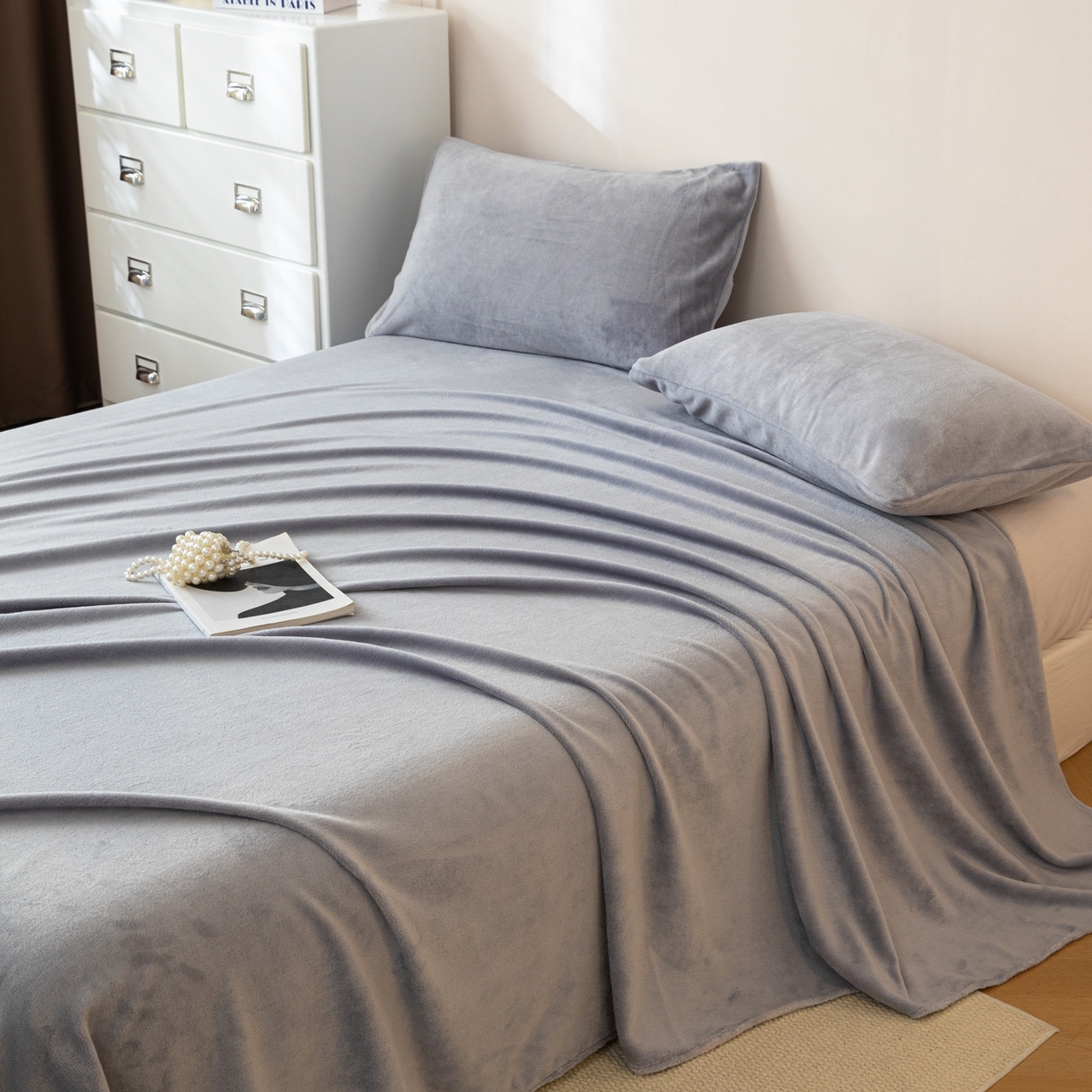 91家纺网 家纺一手货源 找家纺 眠博士 2025新款简约牛奶绒纯色单床单-场景二 牛奶绒纯色床单-浅灰