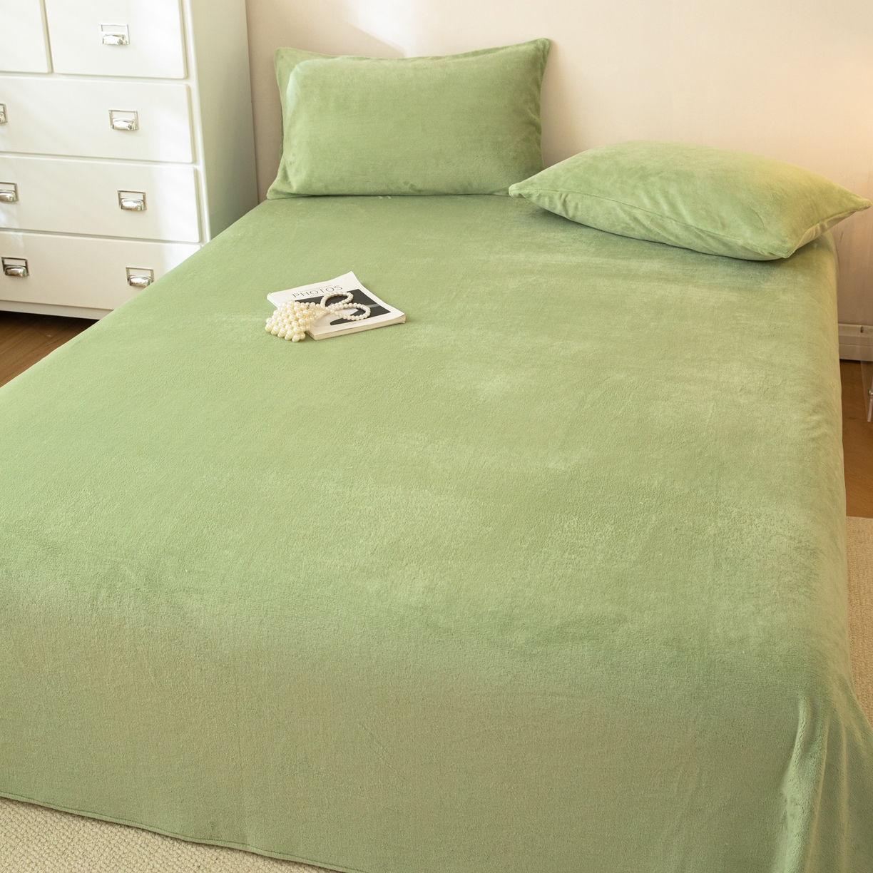 91家纺网 家纺一手货源 找家纺 眠博士 2025新款简约牛奶绒纯色单床单-场景二 牛奶绒纯色床单-苹果绿