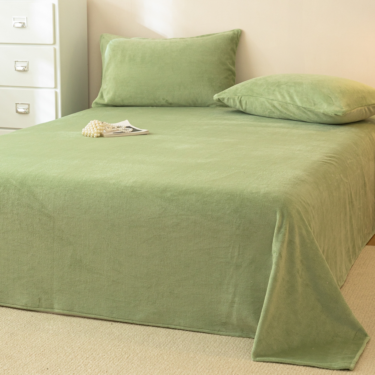 91家纺网 家纺一手货源 找家纺 眠博士 2025新款简约牛奶绒纯色单床单-场景二 牛奶绒纯色床单-苹果绿