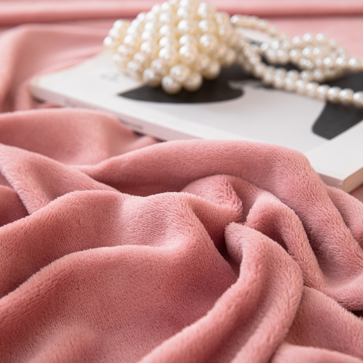 91家纺网 家纺一手货源 找家纺 眠博士 2025新款简约牛奶绒纯色单床单-场景二 牛奶绒纯色床单-冬日豆沙