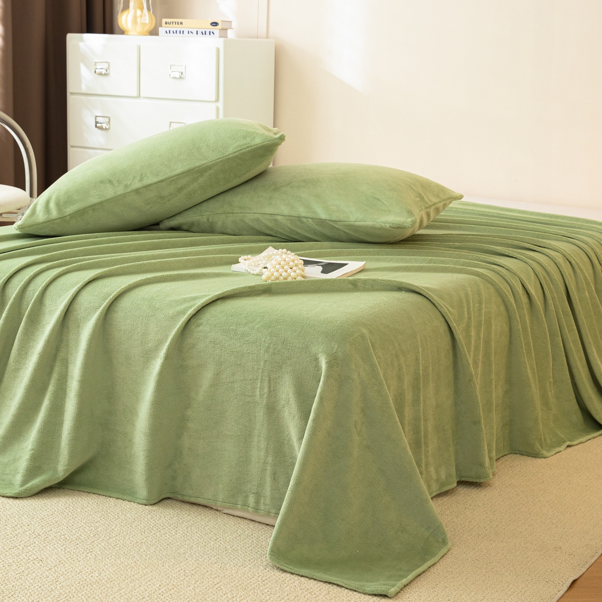 91家纺网 家纺一手货源 找家纺 眠博士 2025新款简约牛奶绒纯色单床单-场景二 牛奶绒纯色床单-苹果绿