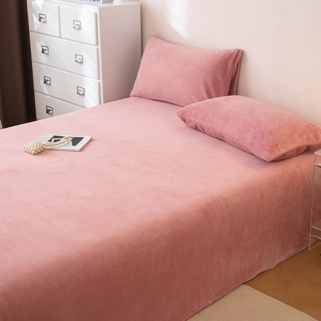 91家纺网 家纺一手货源 找家纺 眠博士 2025新款简约牛奶绒纯色单床单-场景二 牛奶绒纯色床单-冬日豆沙